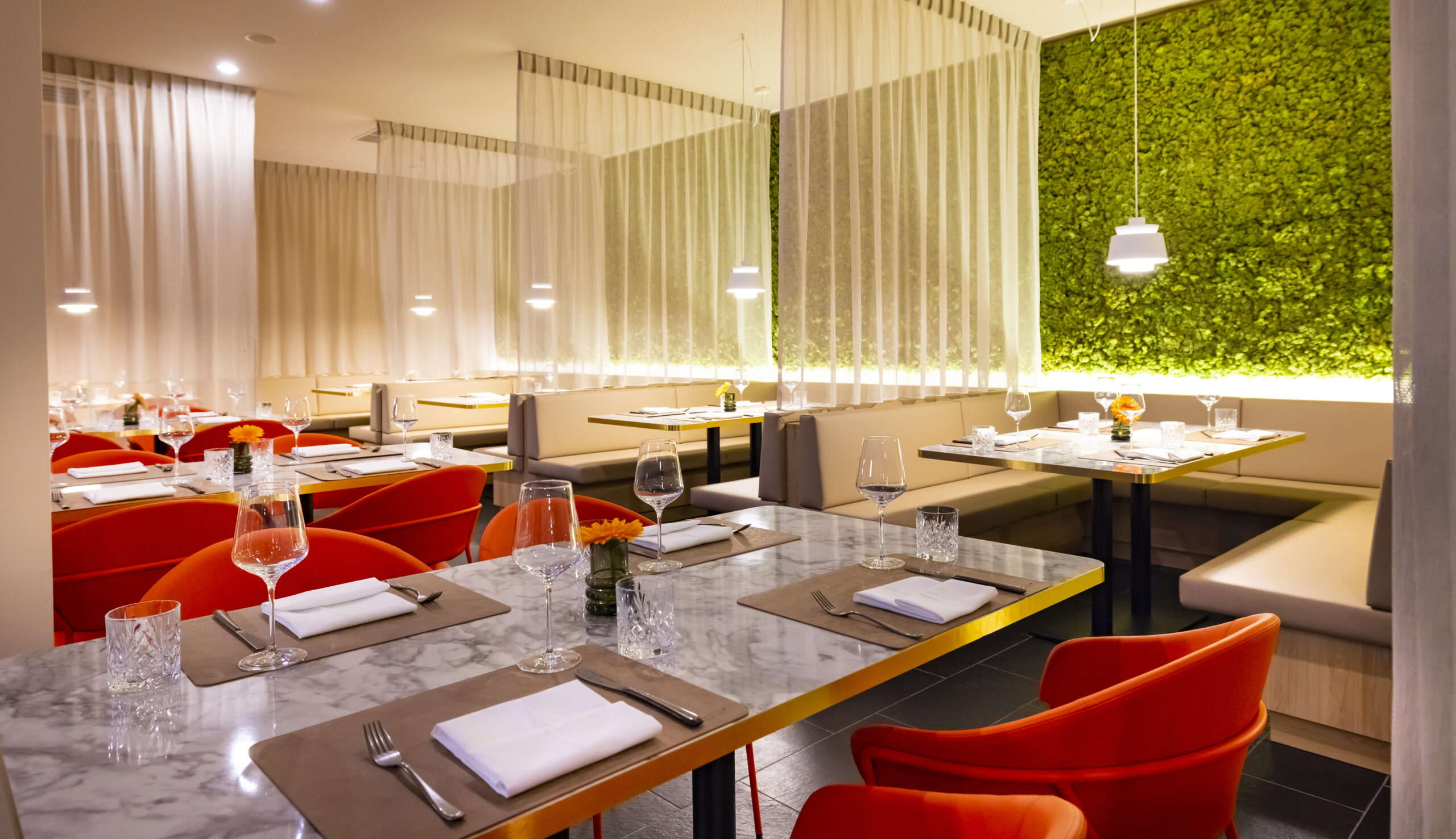 Restaurant Magnolie mit grüner Mooswand im Hintergrund