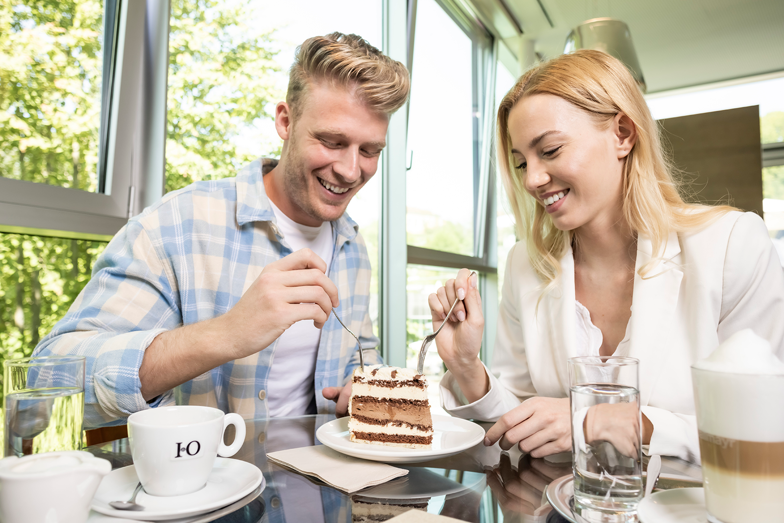 Junges Pärchen isst Kuchen im Cafe