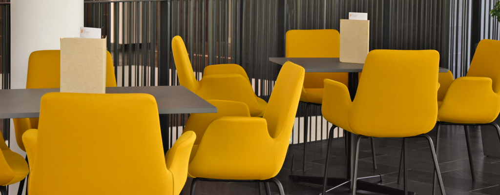 Cafe mit gelben Stühlen