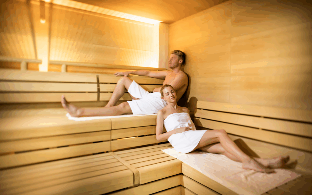 Paar in der Sauna, Saunazeit – Aufgussrituale für alle Sinne