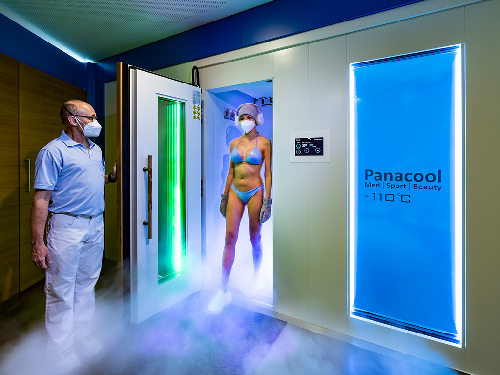 Eine Frau verlässt die Kältekammer im Kurhaus Bad Gleichenberg