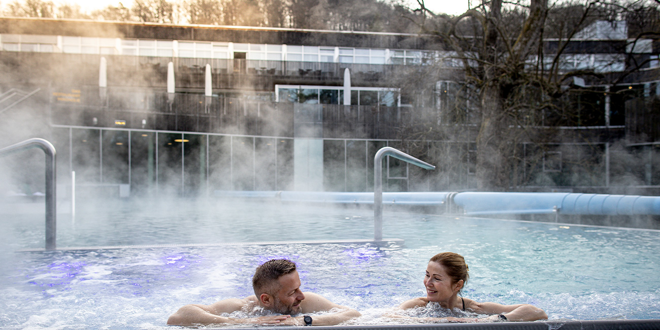 Wohlig warmes Thermalwasser im Außenbereich: Erleben Sie unvergessliche Wellness-Momente in der Therme der Ruhe Bad Gleichenberg in der Steiermark.